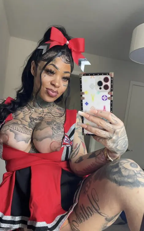 totinmum (18) female from US - sexting partner