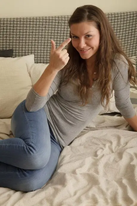 totytu (18) female from CA - sexting partner