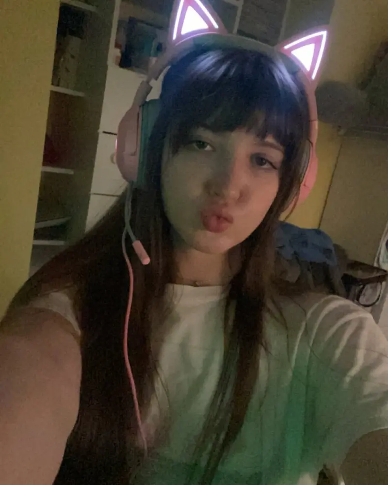 tranny (18) female from US - sexting partner