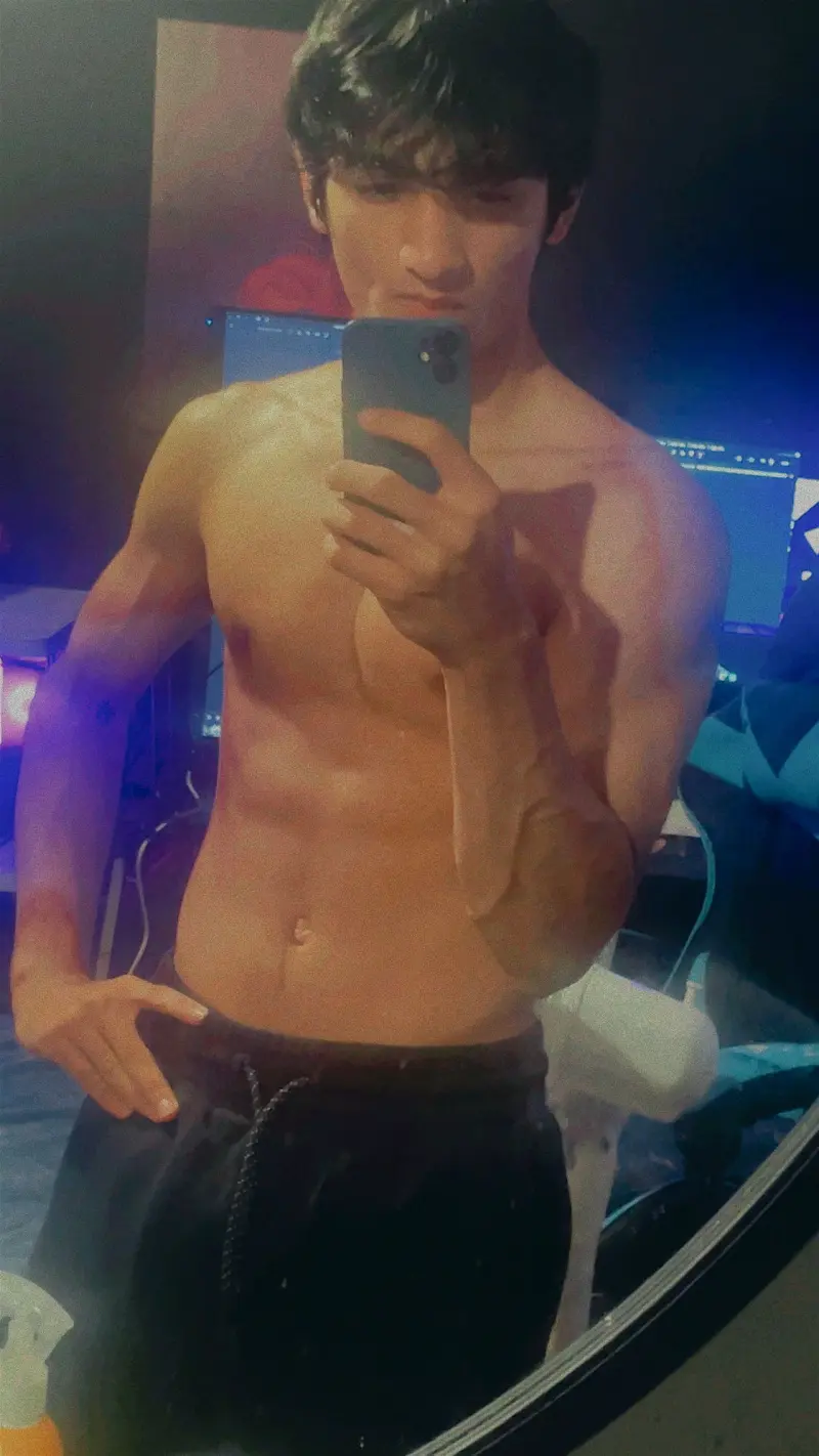 trfr2a2 (18) male from AU - sexting partner