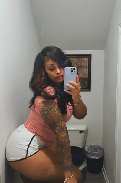 ugpkou (18) female from GB - sexting partner