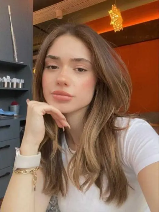 uvvwne (24) female from BE - sexting partner