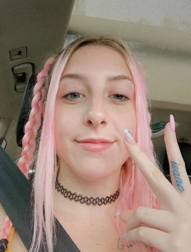 uxwdko (22) female from US - sexting partner