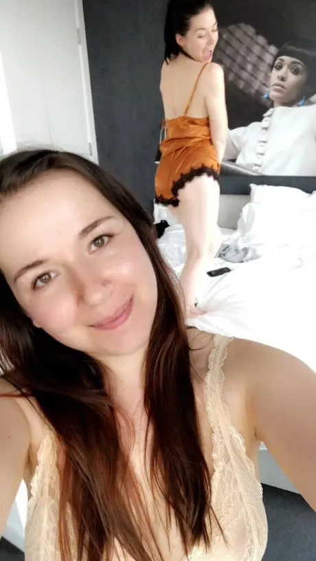 valapik850 (18) female from GB - sexting partner