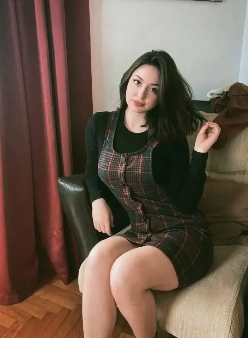 vecare4137 (18) female from FR - sexting partner