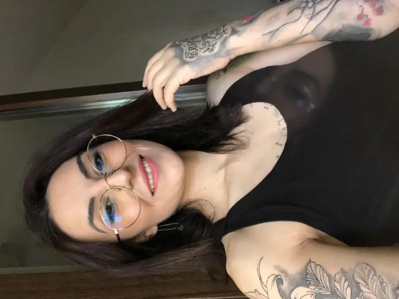 vehuli (23) female from GB - sexting partner