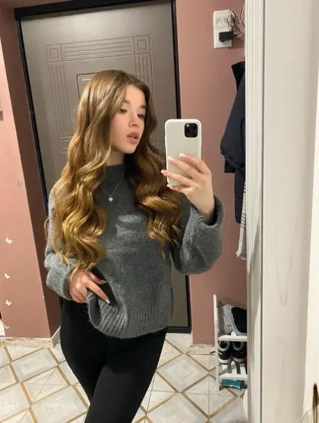 vekopos604 (18) female from GB - sexting partner