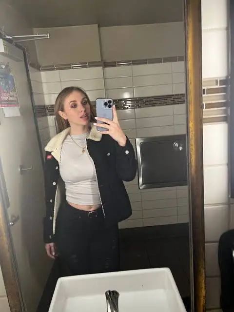 victoriachloe648 (18) female from US - sexting partner