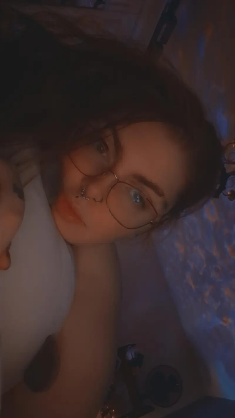 vikuhe (18) female from CA - sexting partner