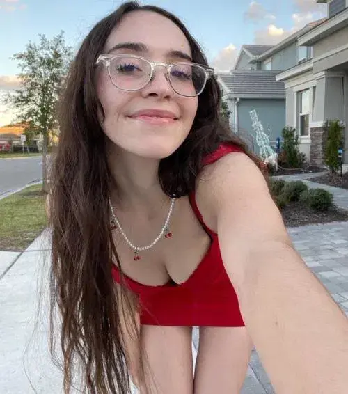 virowelu (18) female from GB - sexting partner