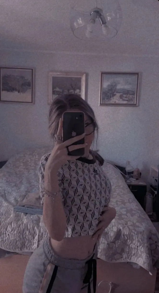 vixosab (21) female from GB - sexting partner