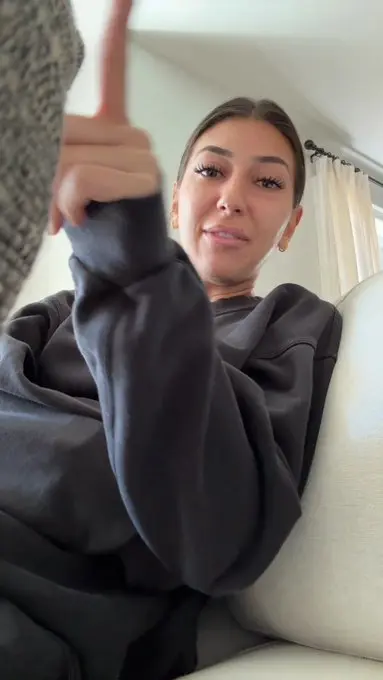 vnzkfmio (25) female from US - sexting partner