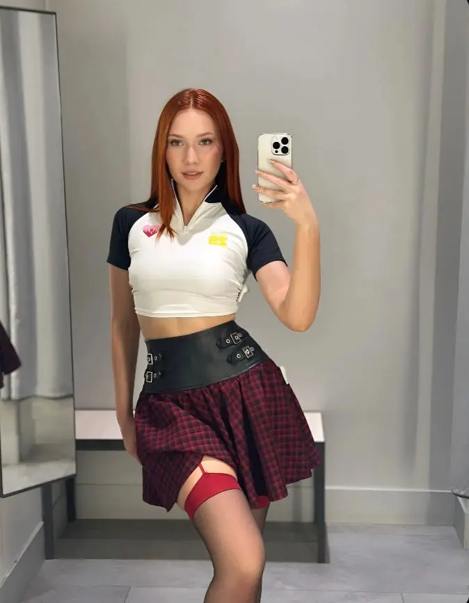 vobaji (18) female from GB - sexting partner