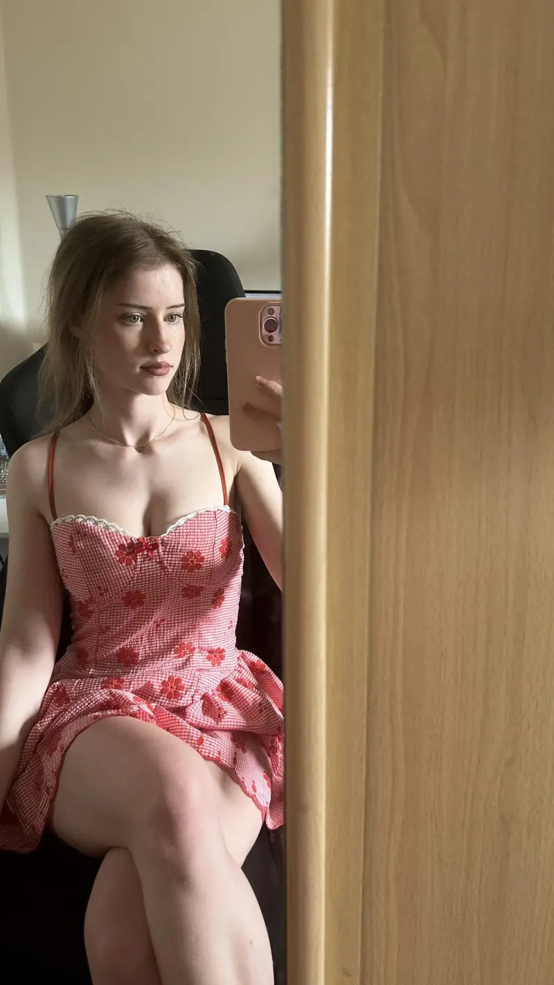 volive5200 (18) female from GB - sexting partner