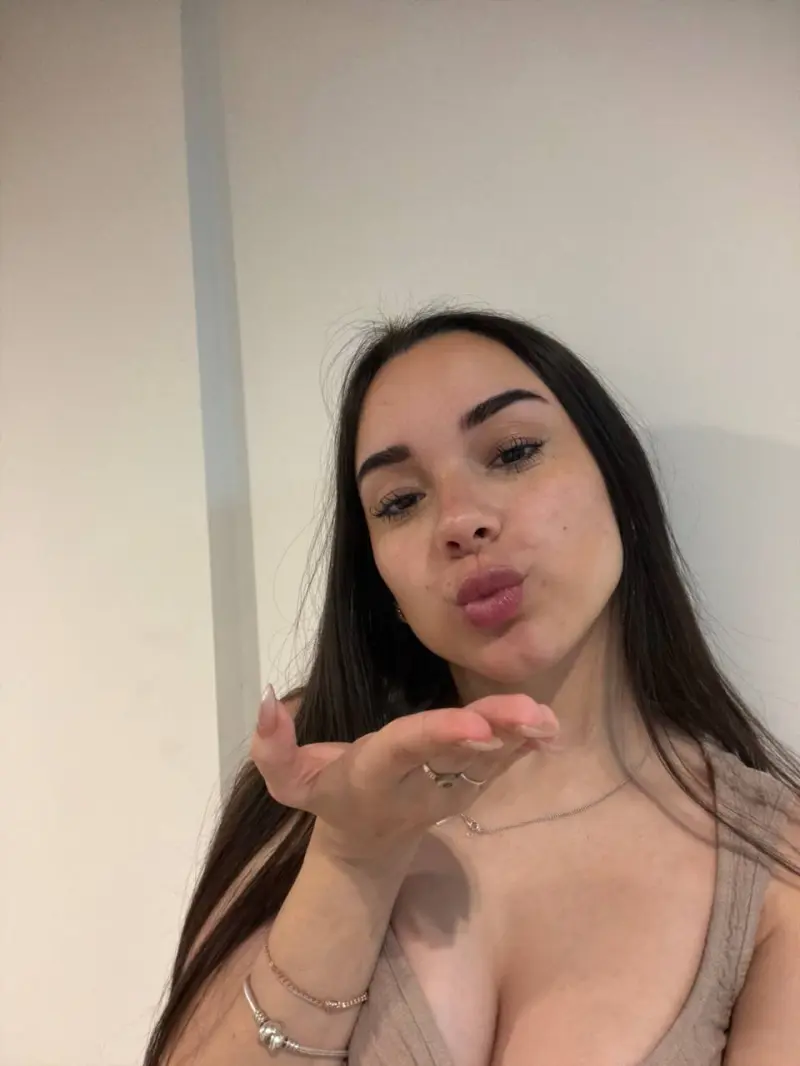 vonyjo (24) female from GB - sexting partner