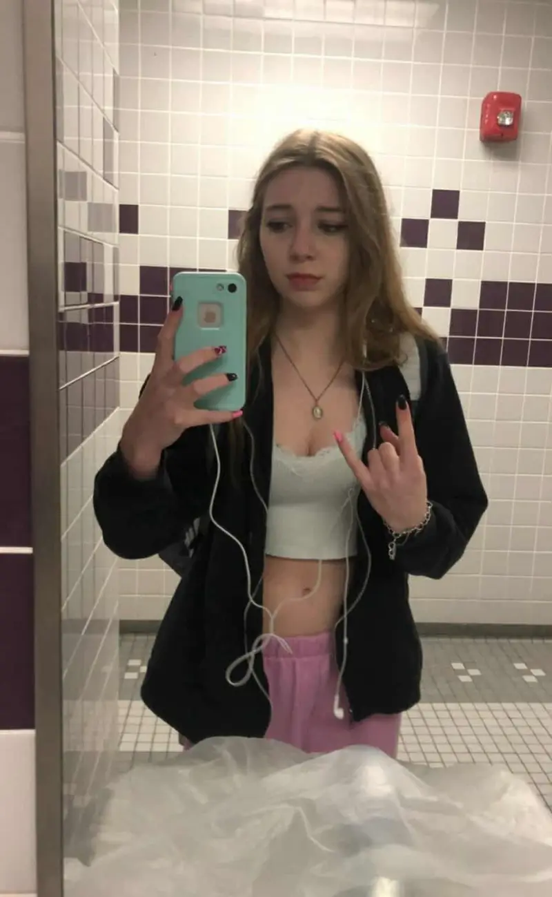 voyav36089 (19) female from US - sexting partner