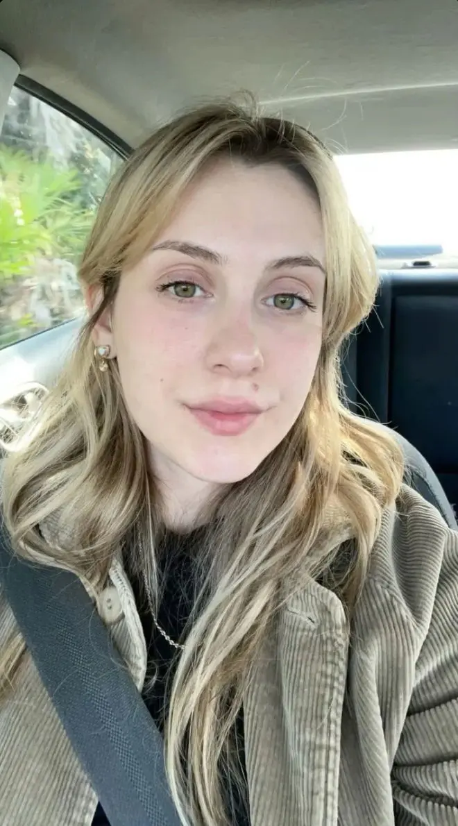 vuzydiqoy (18) female from CA - sexting partner