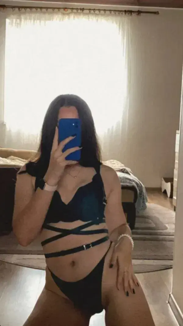 wahik26704 (21) female from BE - sexting partner