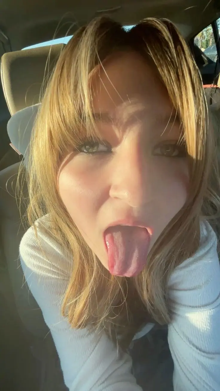 waxahow952 (18) female from US - sexting partner