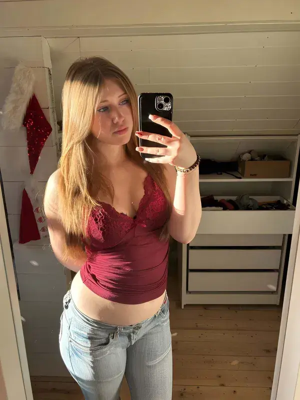 welepob665 (18) female from GB - sexting partner