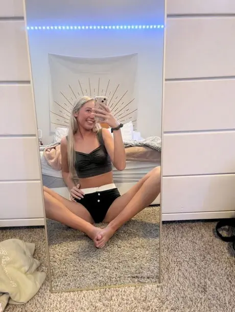 wepaj21789 (18) female from US - sexting partner