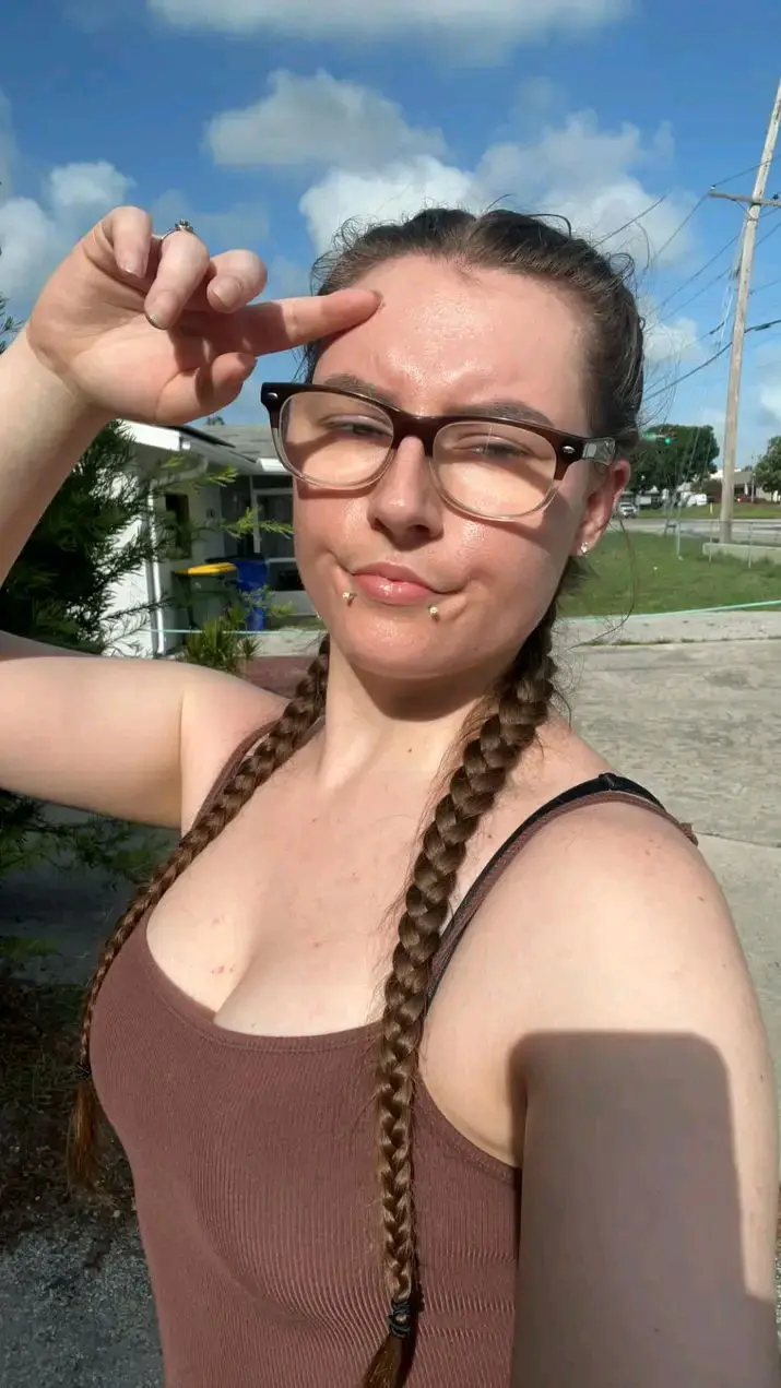 wesam46014 (18) female from US - sexting partner