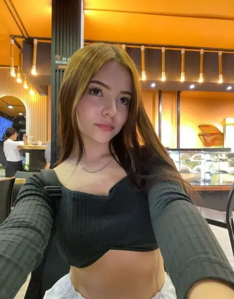 wexebi1877 (18) female from GB - sexting partner