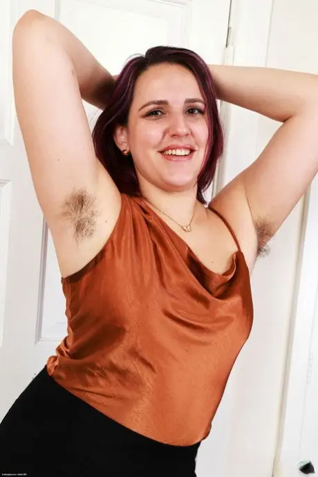 wihola7002 (25) female from GB - sexting partner