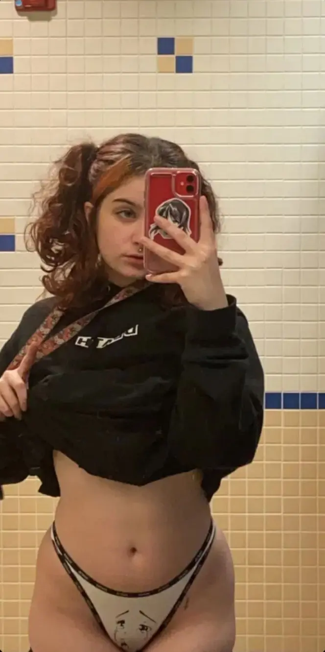 wijoxen (22) female from GB - sexting partner