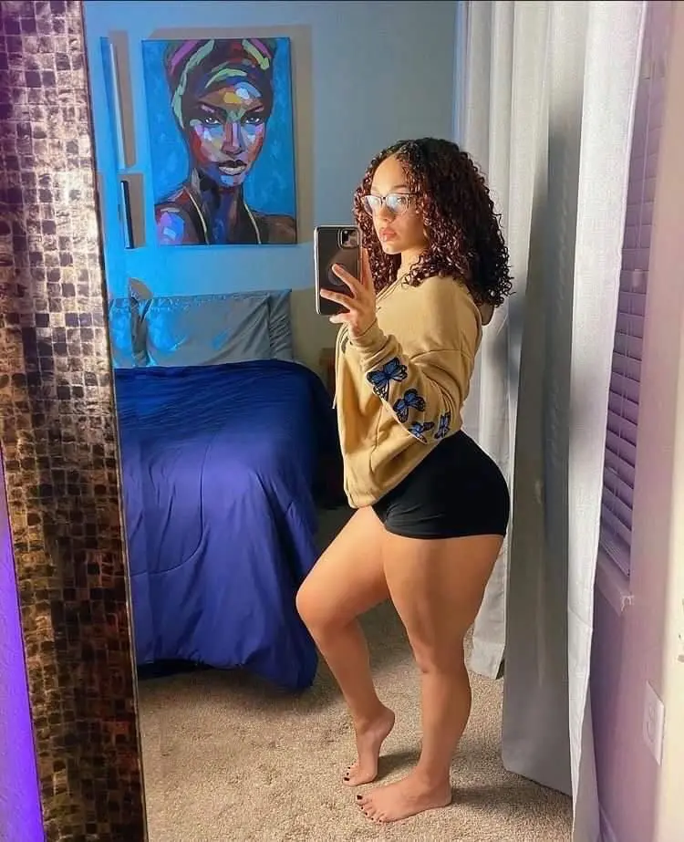 wivomel347 (26) female from US - sexting partner