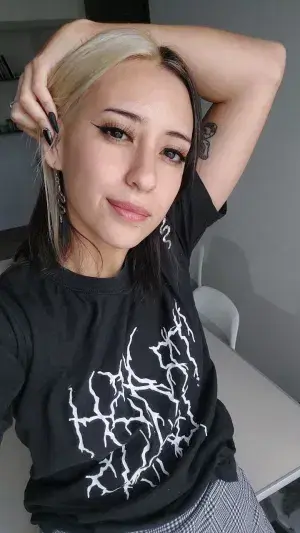 wiyoy76504 (23) female from GB - sexting partner