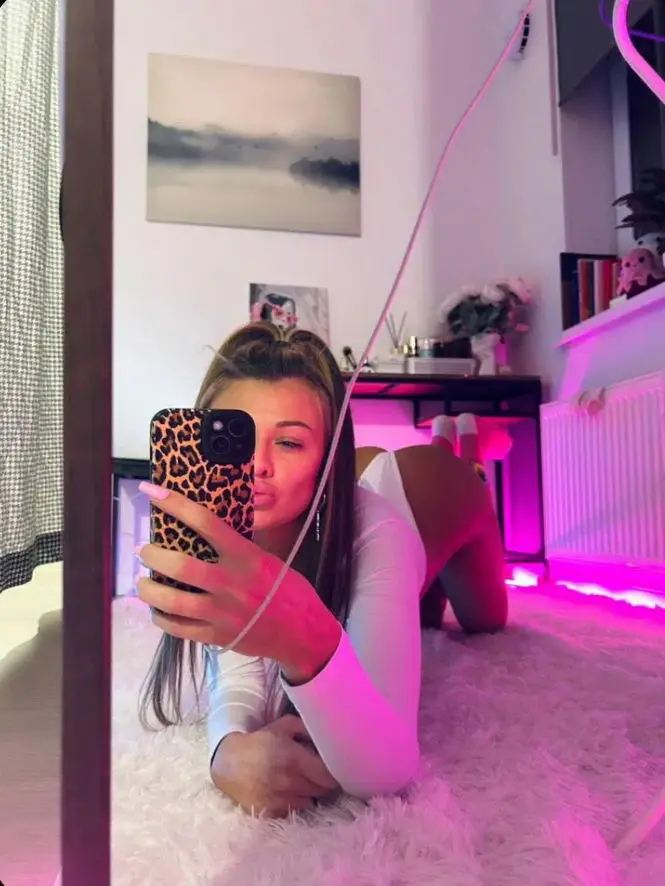 wobokio (22) female from US - sexting partner