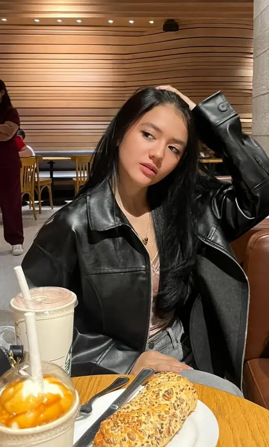 wojole8982 (18) female from SL - sexting partner