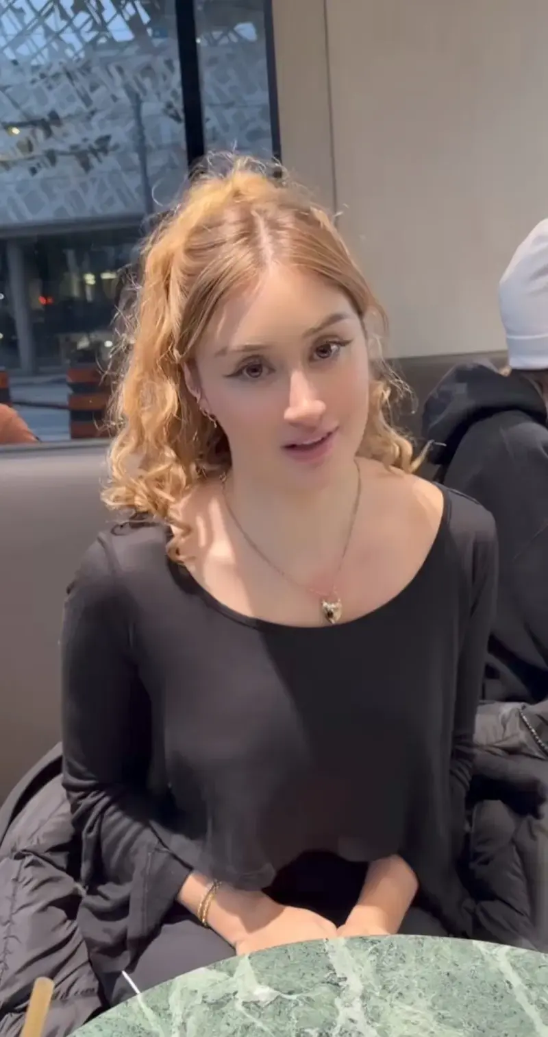 womodek352 (23) female from FR - sexting partner