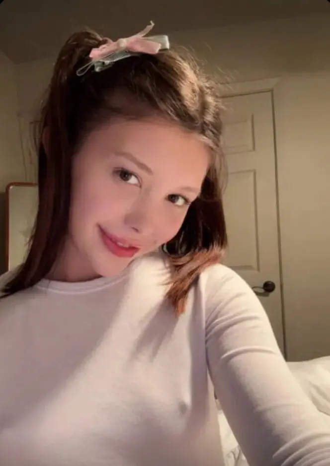 woryvaro (18) female from US - sexting partner