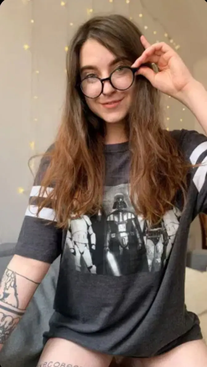 wotizagh (18) female from GB - sexting partner