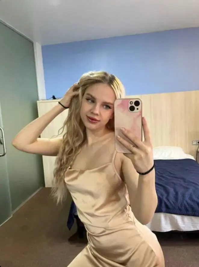 woxetot (18) female from GB - sexting partner