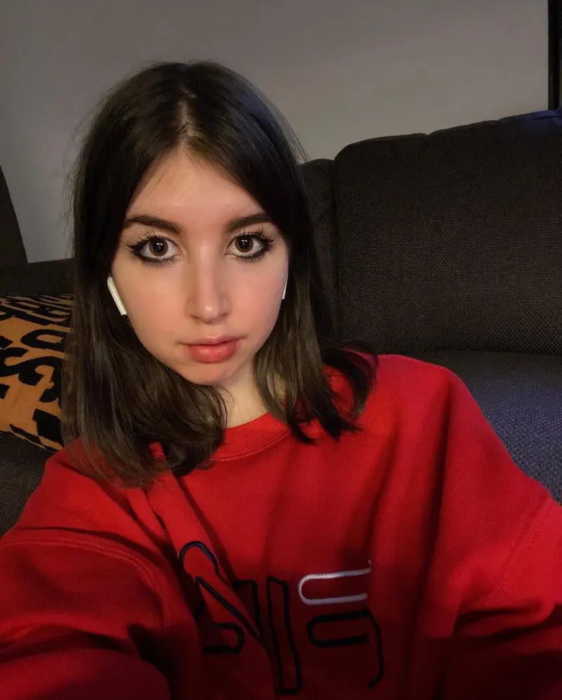 woyajik716 (18) female from GB - sexting partner