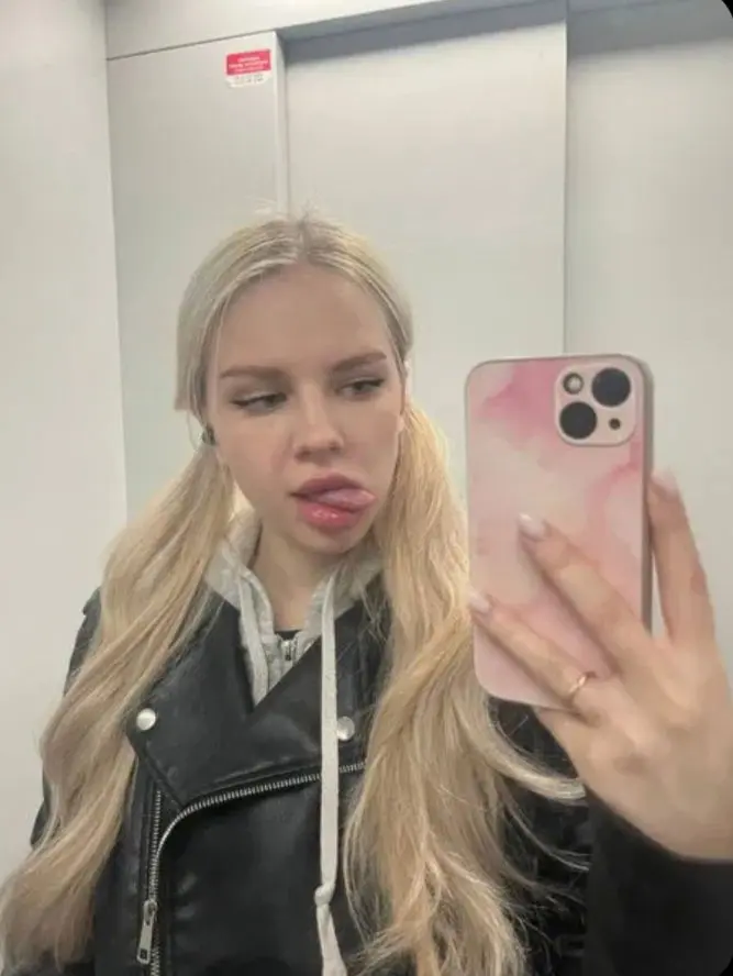 wucuzitu (18) female from US - sexting partner