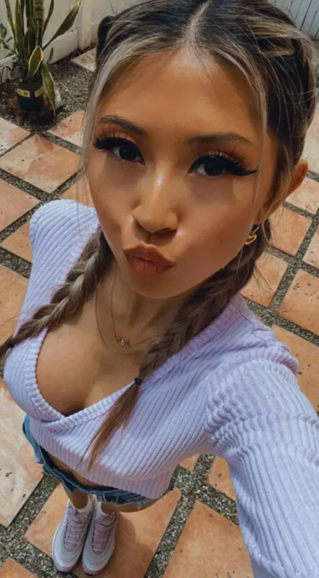 wukakir (22) female from US - sexting partner