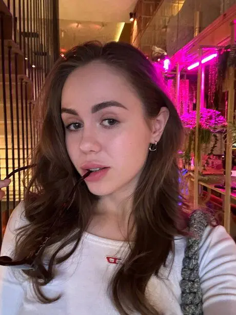 xanemon981 (18) female from CA - sexting partner