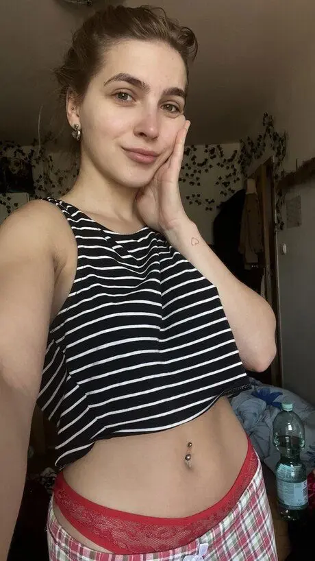 xehad36758 (18) female from NZ - similar profile