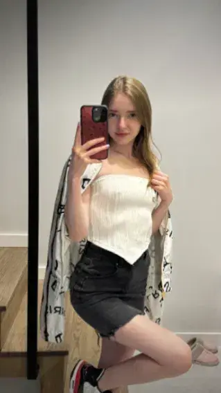 xekiteb112 (18) female from GB - sexting partner