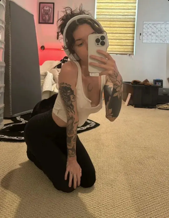 xekosit (18) female from US - sexting partner