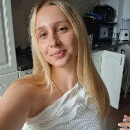 xeluty (18) female from GB - sexting partner