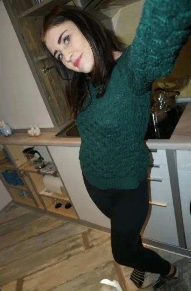 xepajui (18) female from GB - sexting partner