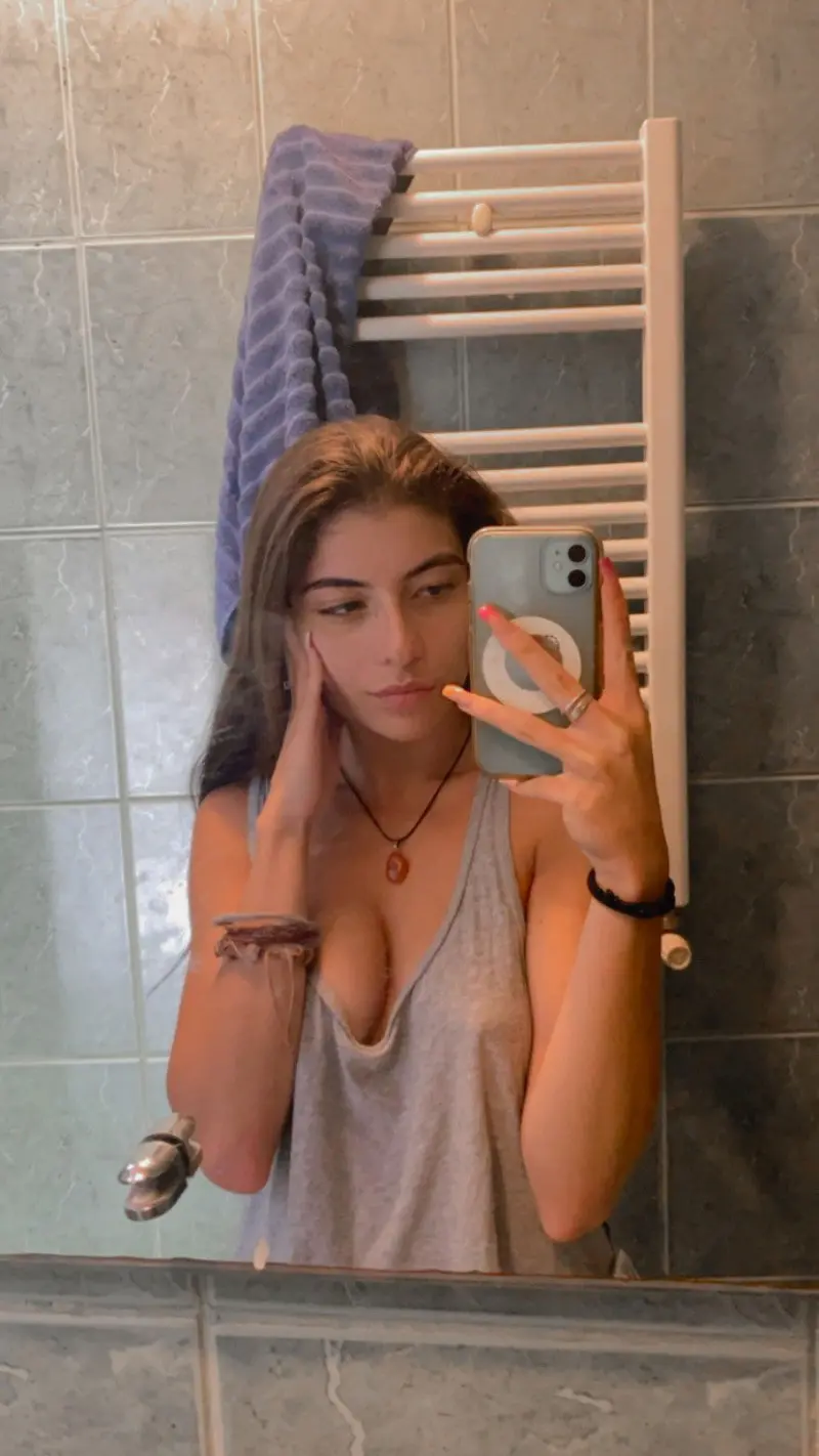 xesedo2512 (20) female from CU - sexting partner