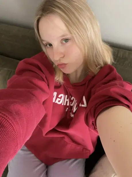 xetarej271 (18) female from CA - sexting partner