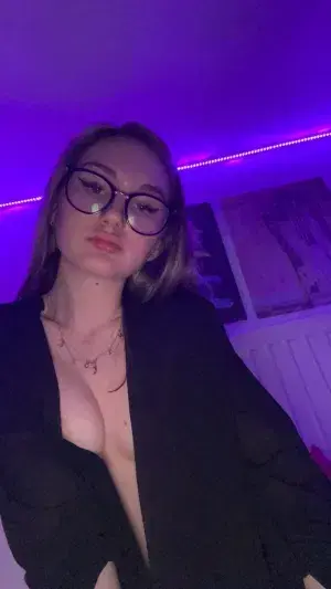 xetom74389 (19) female from FR - sexting partner