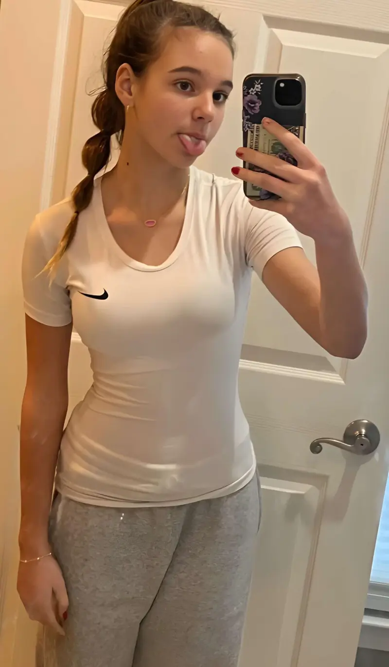 xevixi9869 (18) female from GB - sexting partner